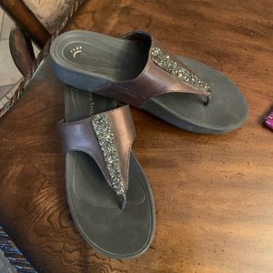 Pretty Bear Traps. Size 9. Bronze color with stones.